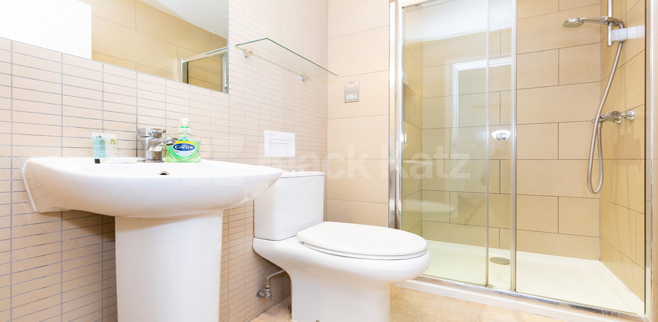 5 bedroom house located 0.3 miles from a Piccadilly line Hampden Road, Haringey